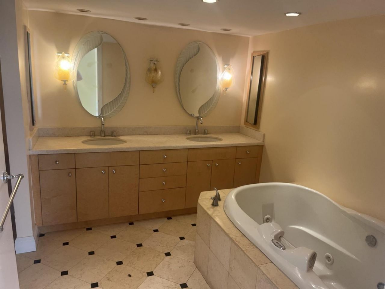 19667 Turnberry Way , Unit 4J, Miami, FL 33180 Photo