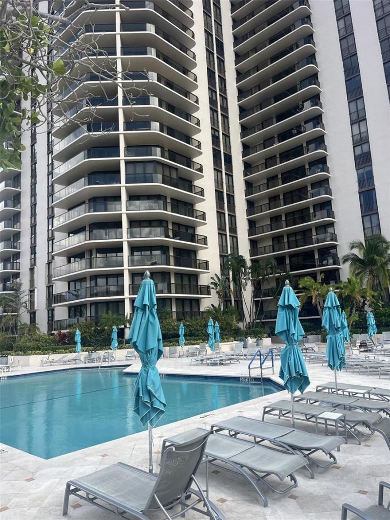 19667 Turnberry Way , Unit 4J, Miami, FL 33180 Photo