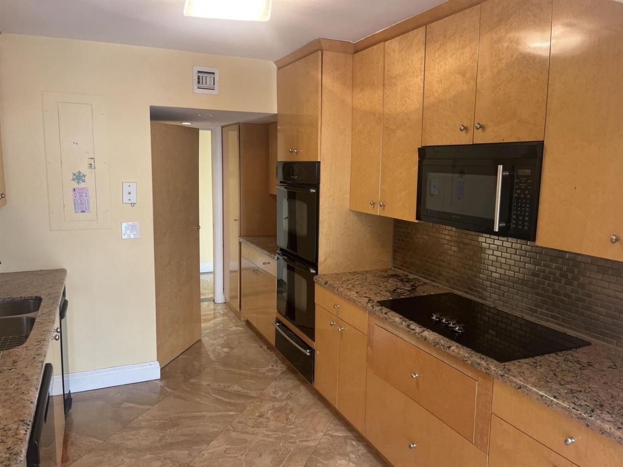 19667 Turnberry Way , Unit 4J, Miami, FL 33180 Photo