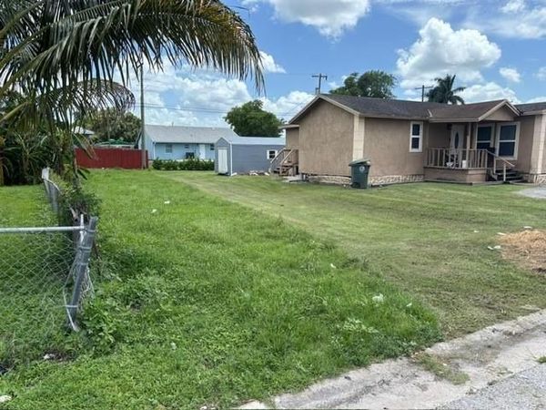 525 SW 9th Street , Belle Glade, FL 33430