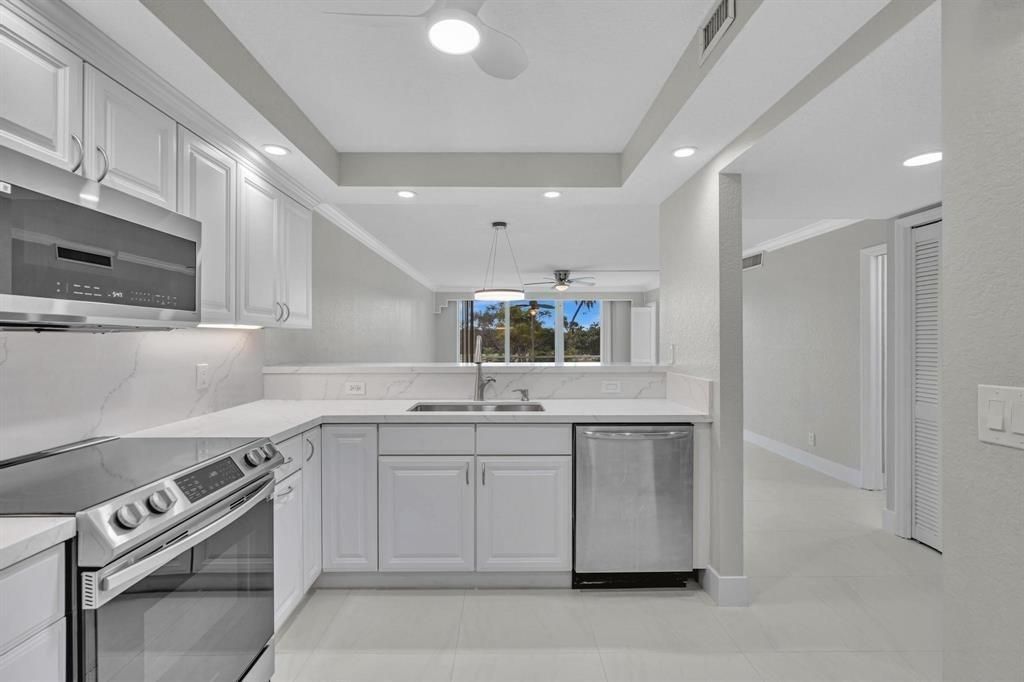 3800 Oaks Clubhouse Drive , Unit 201, Pompano Beach, FL 33069 Photo