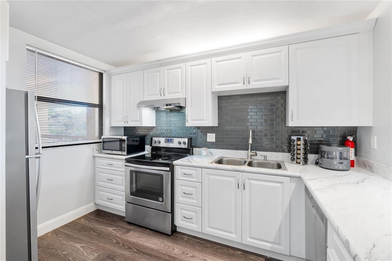 8437 Forest Hills Drive , Unit 203, Coral Springs, FL 33065 Photo