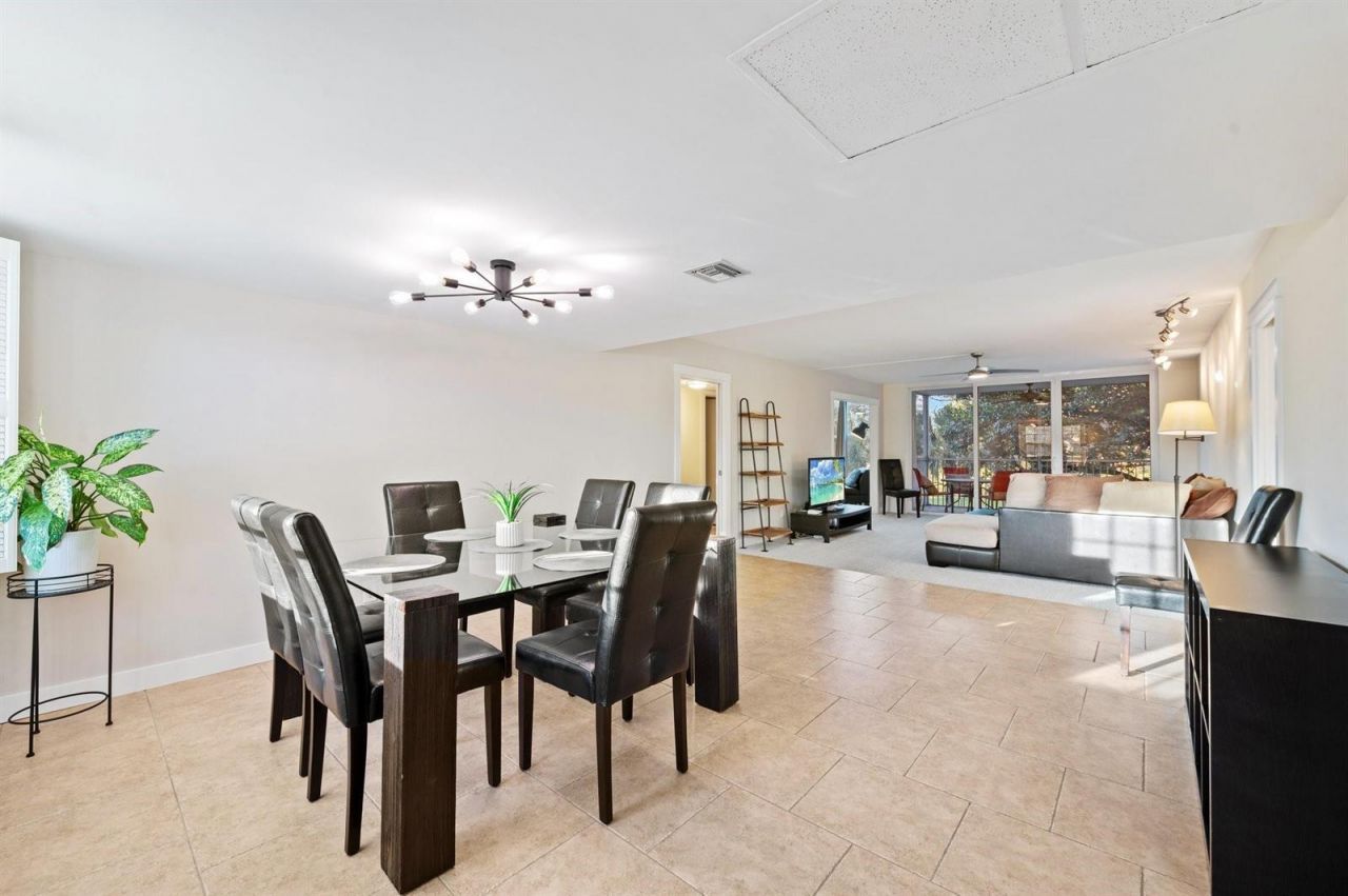 3900 Oaks Clubhouse Drive , Unit 310, Pompano Beach, FL 33069 Photo