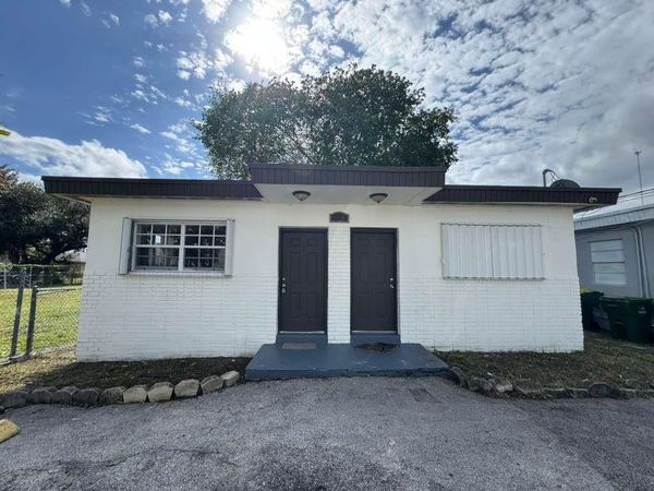 1042 Foster Road , Hallandale Beach, FL 33009