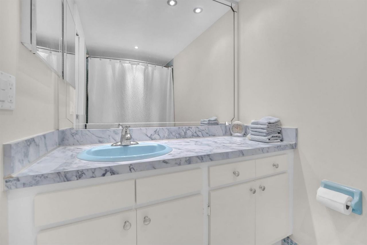 605 Oaks Drive , Unit 907, Pompano Beach, FL 33069 Photo