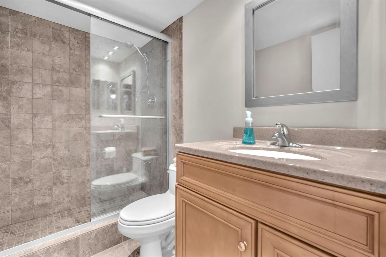 605 Oaks Drive , Unit 907, Pompano Beach, FL 33069 Photo