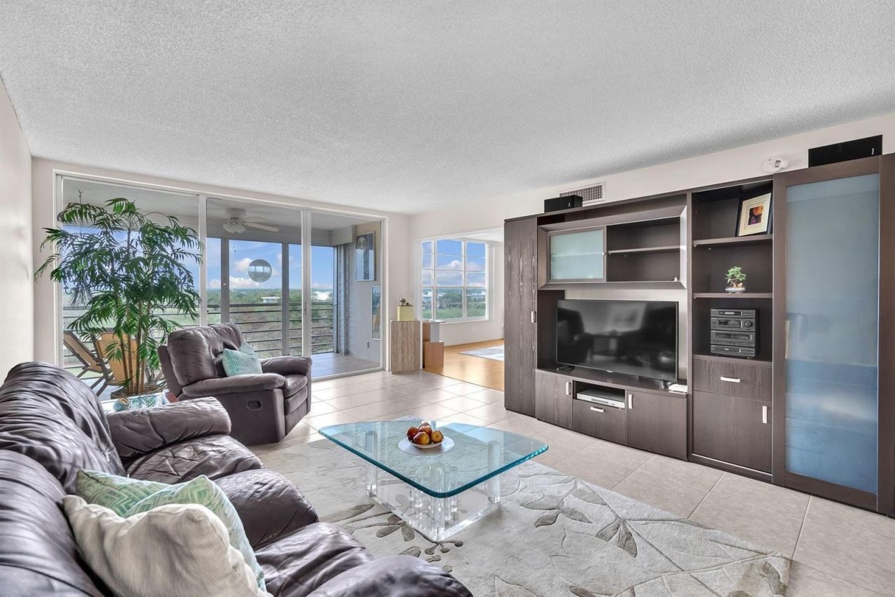 605 Oaks Drive , Unit 907, Pompano Beach, FL 33069 Photo