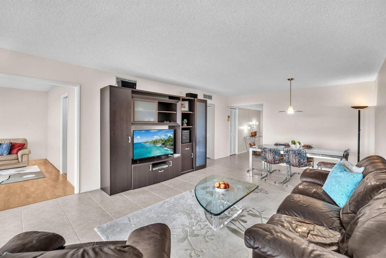 605 Oaks Drive , Unit 907, Pompano Beach, FL 33069 Photo