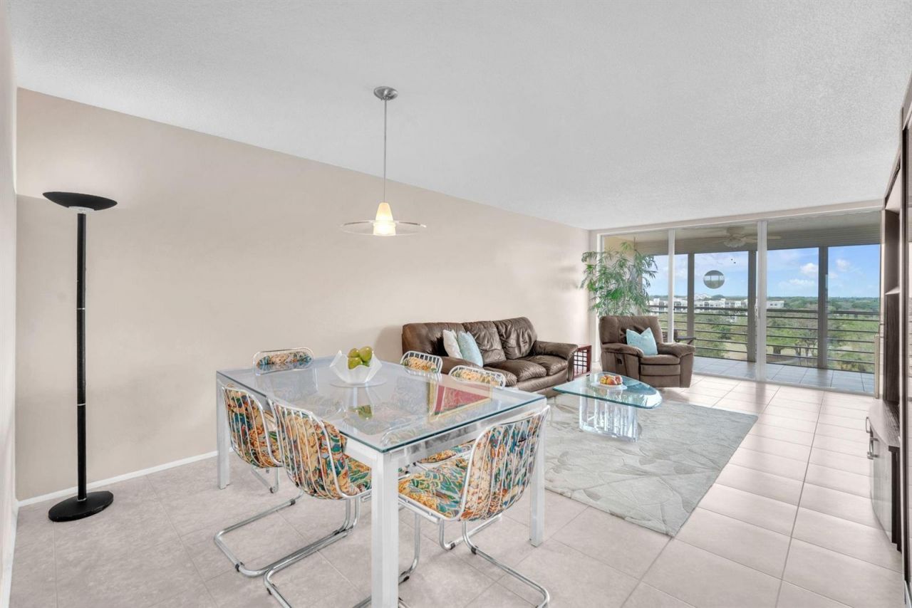605 Oaks Drive , Unit 907, Pompano Beach, FL 33069 Photo