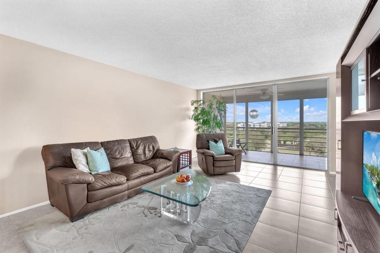 605 Oaks Drive , Unit 907, Pompano Beach, FL 33069 Photo