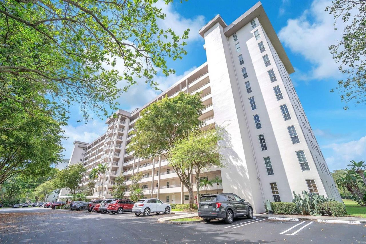 605 Oaks Drive , Unit 907, Pompano Beach, FL 33069 Photo