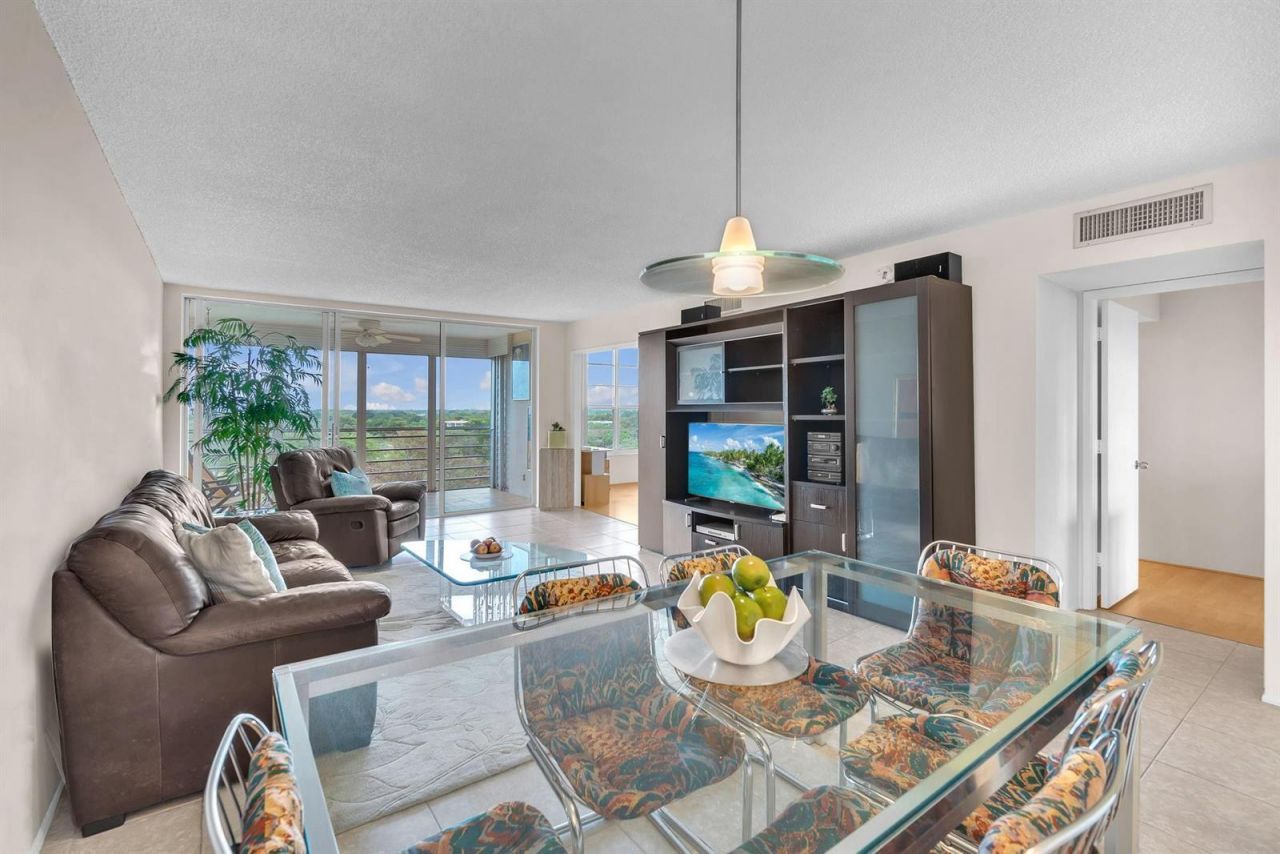 605 Oaks Drive , Unit 907, Pompano Beach, FL 33069 Photo