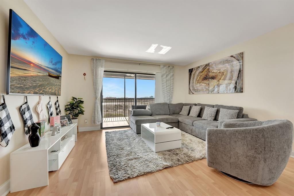 2200 S Cypress Bend Drive , Unit 905, Pompano Beach, FL 33069 Photo