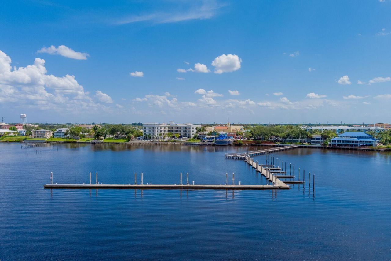 41 SW Seminole Street , Unit 410, Stuart, FL 34994 Photo