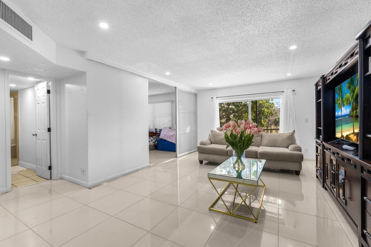 6301 N Falls Cir Drive , Unit 307, Lauderhill, FL 33319 Photo