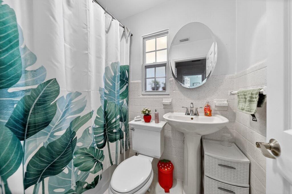 2427 NE Center Street , Jensen Beach, FL 34957 Photo