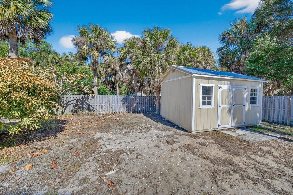2427 NE Center Street , Jensen Beach, FL 34957 Photo