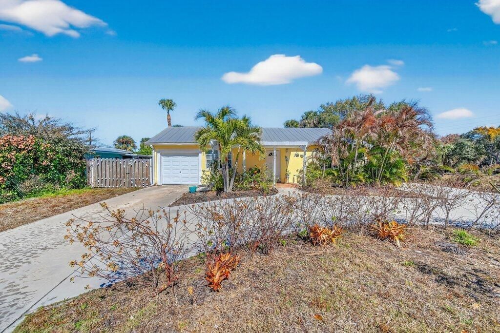 2427 NE Center Street , Jensen Beach, FL 34957 Photo