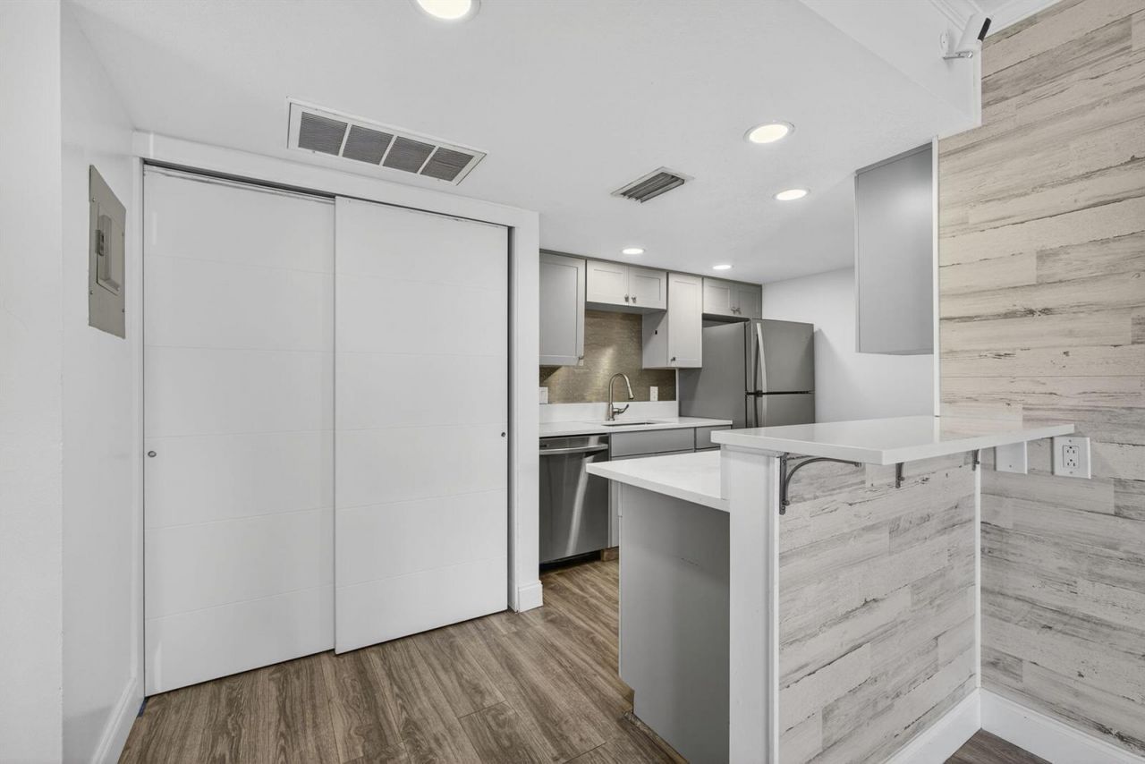612 Executive Center Drive , Unit 3107, West Palm Beach, FL 33401 Photo