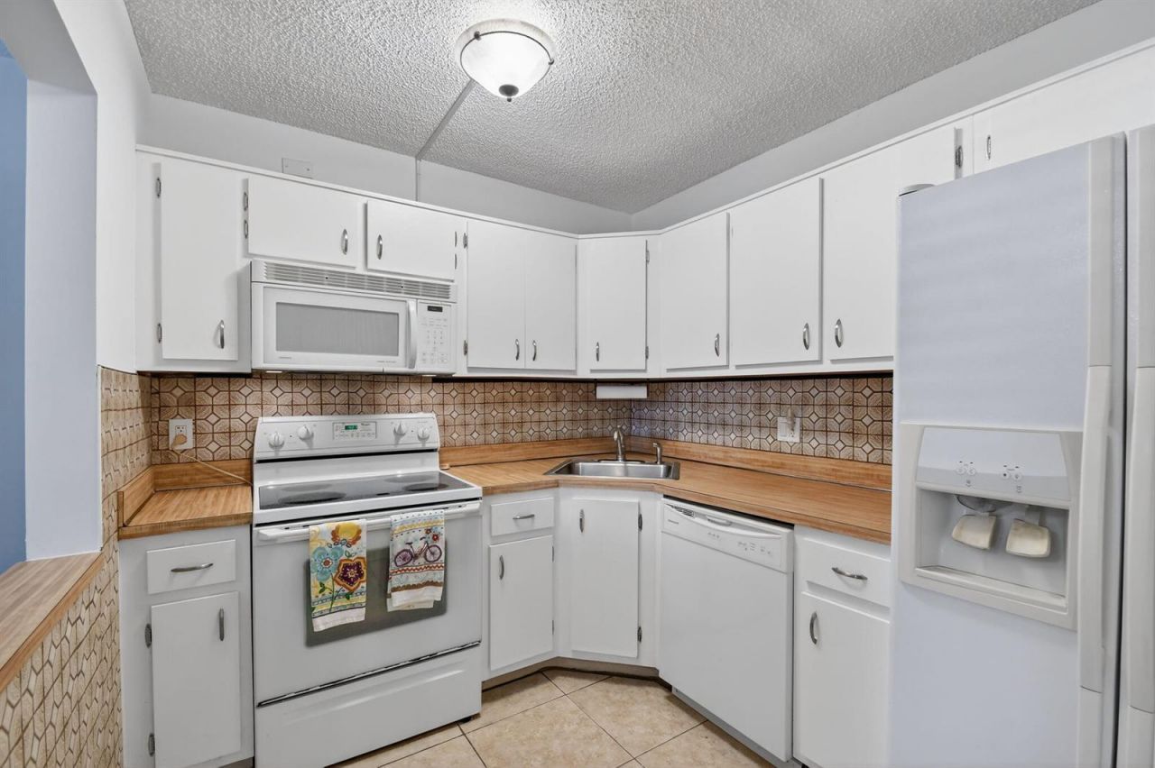 342 Pine Ridge Circle , Unit D-1, Lake Worth, FL 33463 Photo