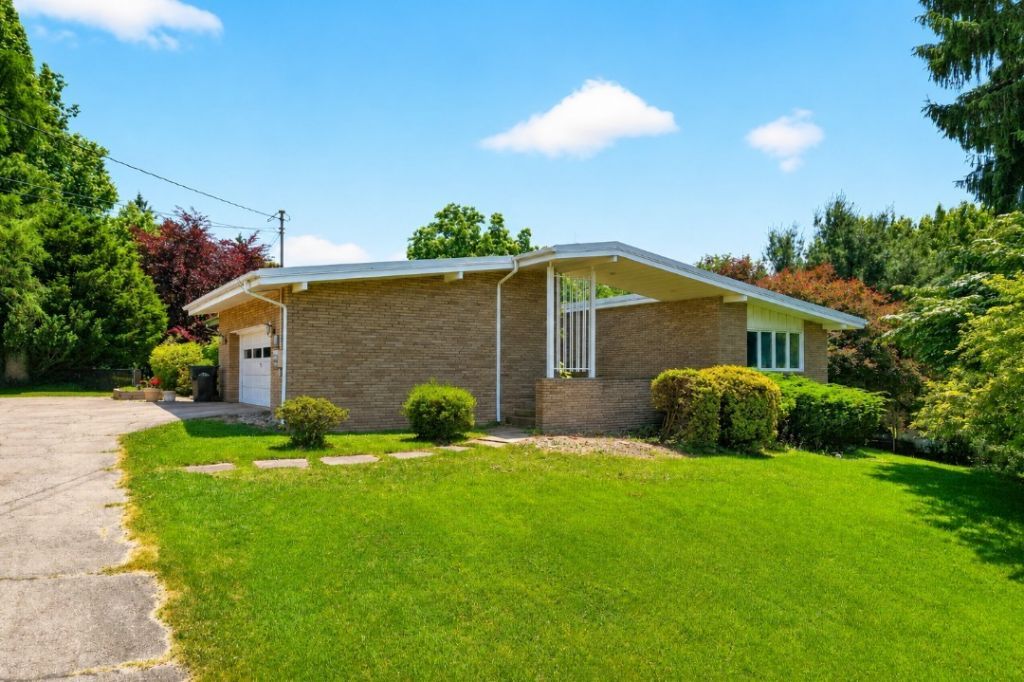 2219 Mitchell Dr, Irwin, PA 15642 Main Photo