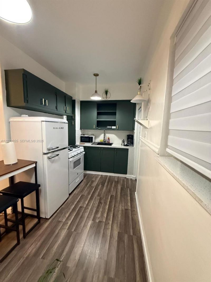 8420 Byron Ave, Unit 6, Miami Beach, FL 33141 Photo