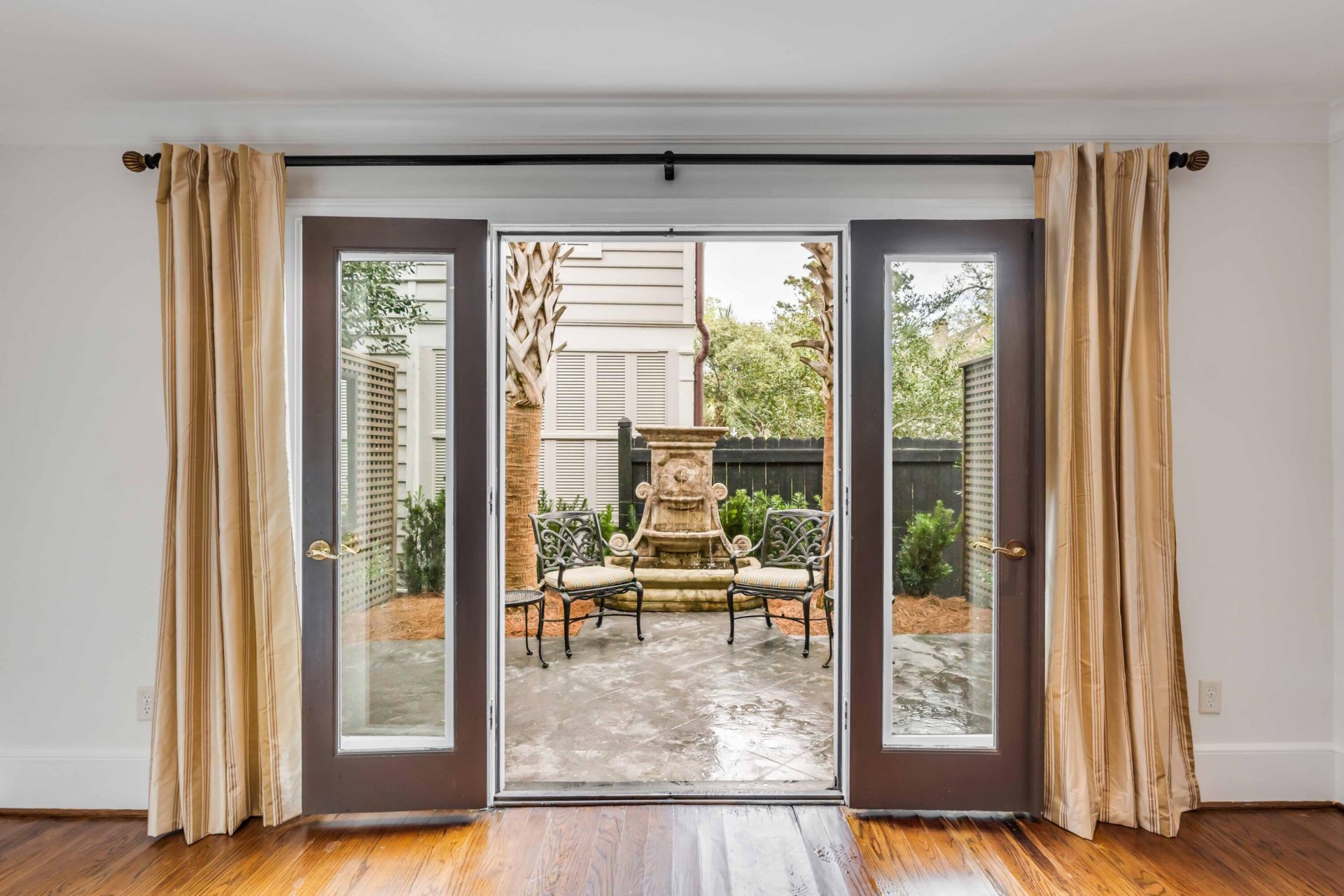 16 Logan Street Photo 18