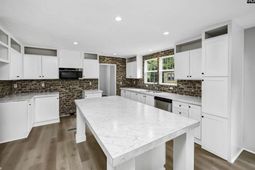 455 W 8th Street  photo 4