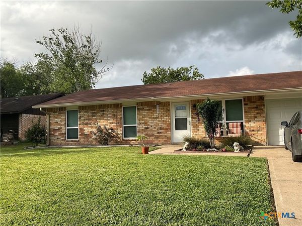 105 Kimberly Lane , Yoakum, TX 77995