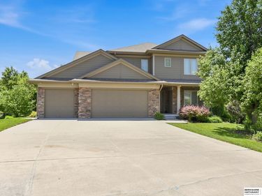 1421 White Pine Circle, Papillion, NE 68046