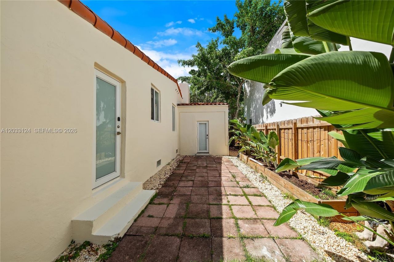 565 NW 44th St , Miami, FL 33127 Photo