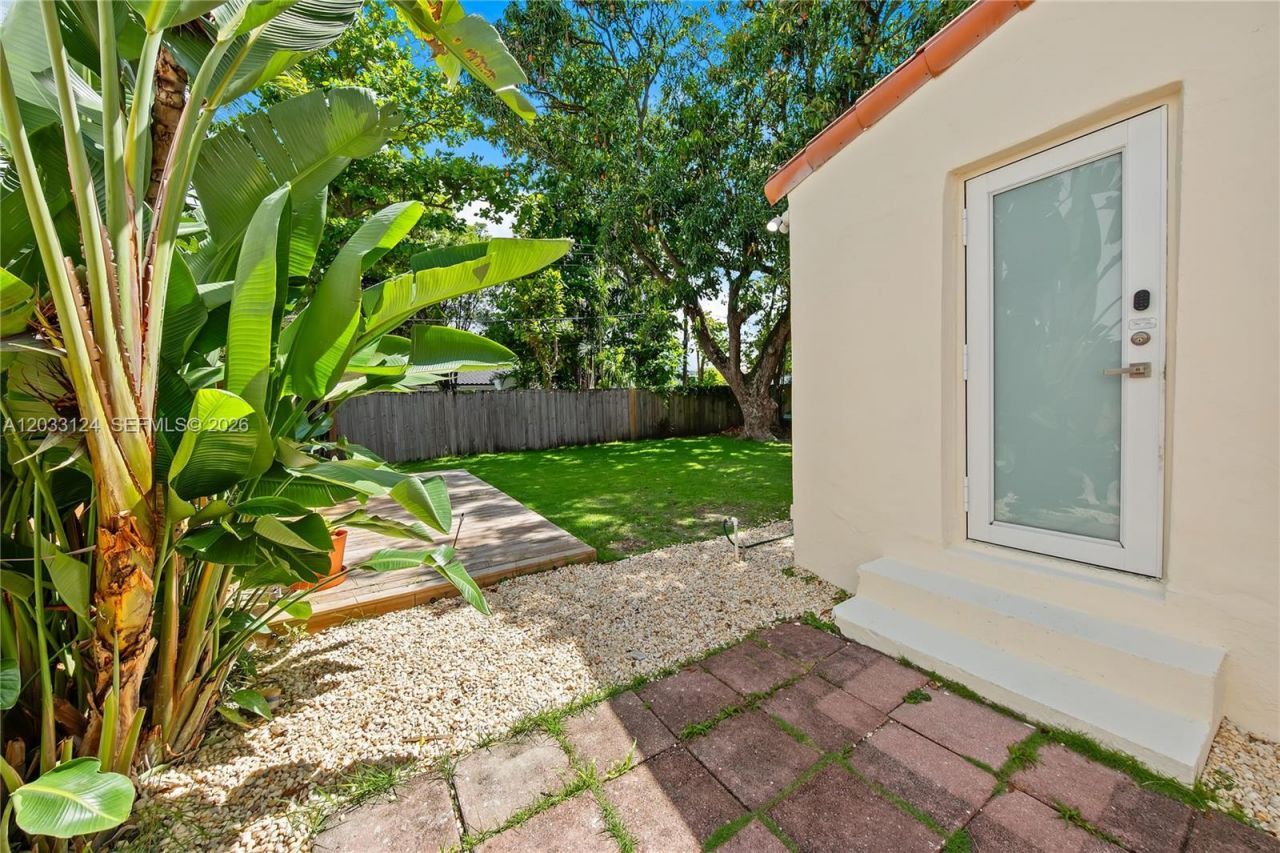 565 NW 44th St , Miami, FL 33127 Photo
