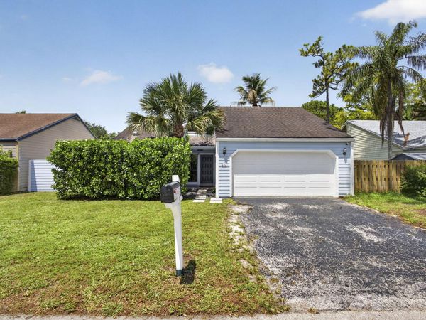 537 Goldenwood Way, Wellington, FL 33414