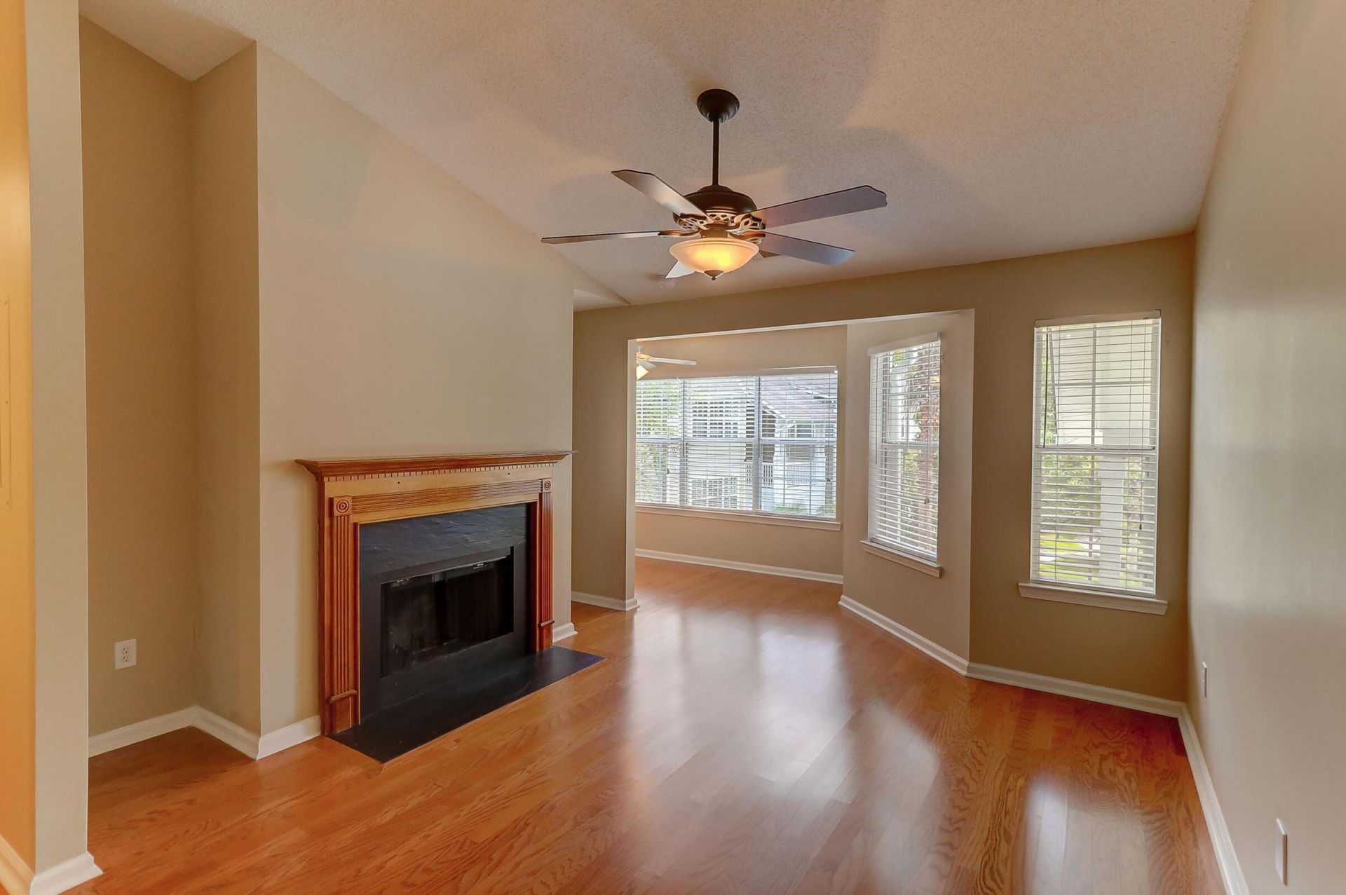 188 Midland Parkway Photo 4