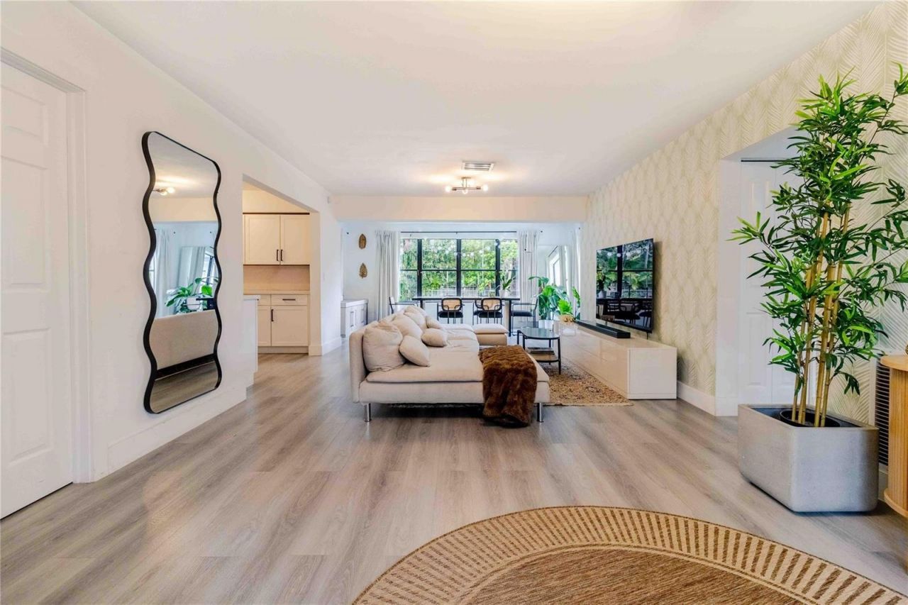 2515 NE 207th Street , Miami, FL 33180 Photo