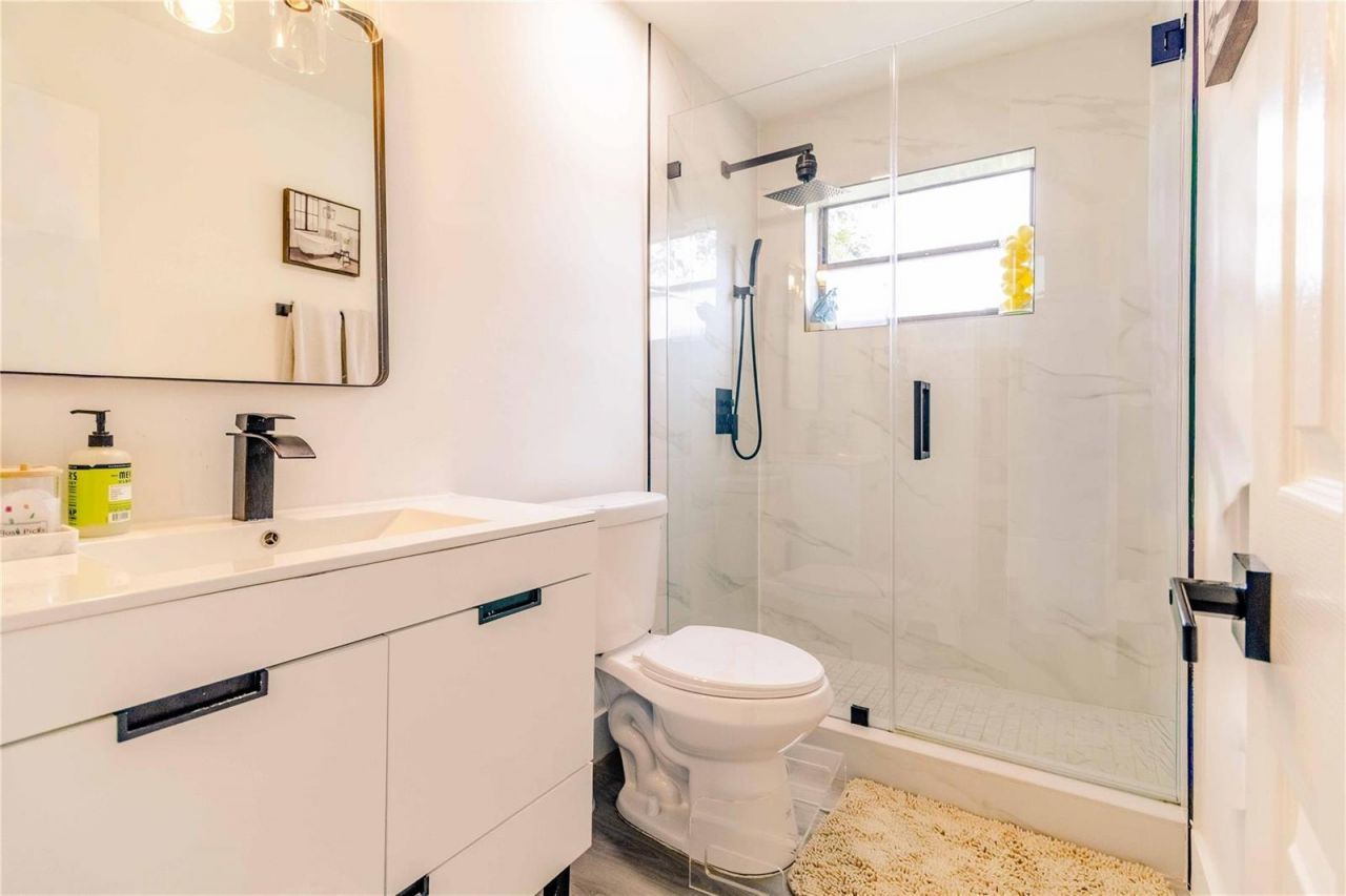 2515 NE 207th Street , Miami, FL 33180 Photo