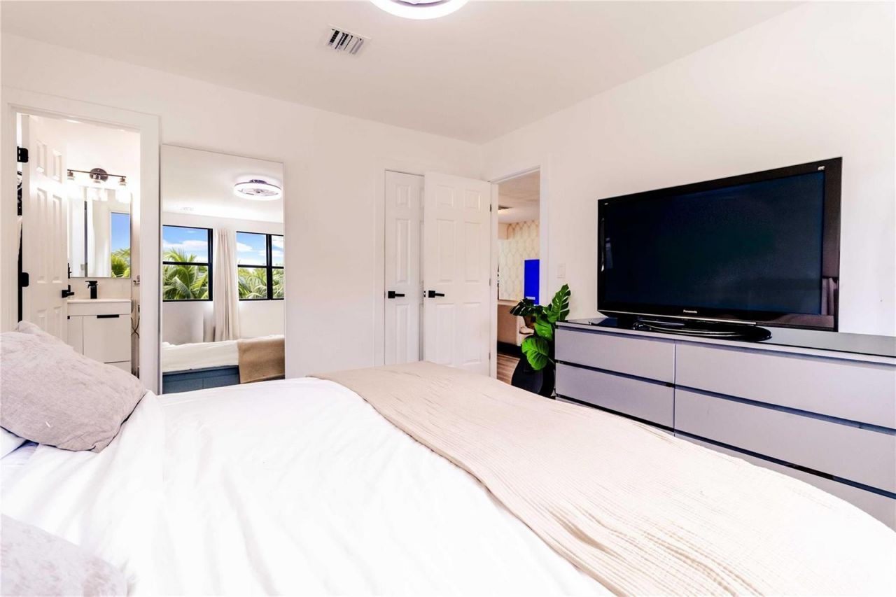 2515 NE 207th Street , Miami, FL 33180 Photo