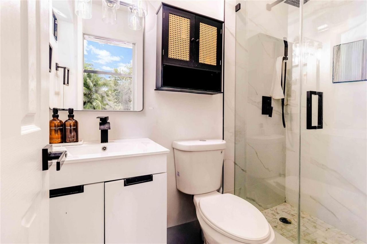 2515 NE 207th Street , Miami, FL 33180 Photo