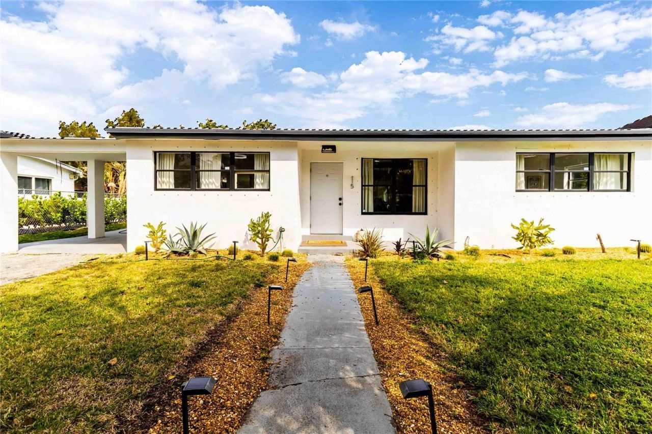 2515 NE 207th Street , Miami, FL 33180 Photo