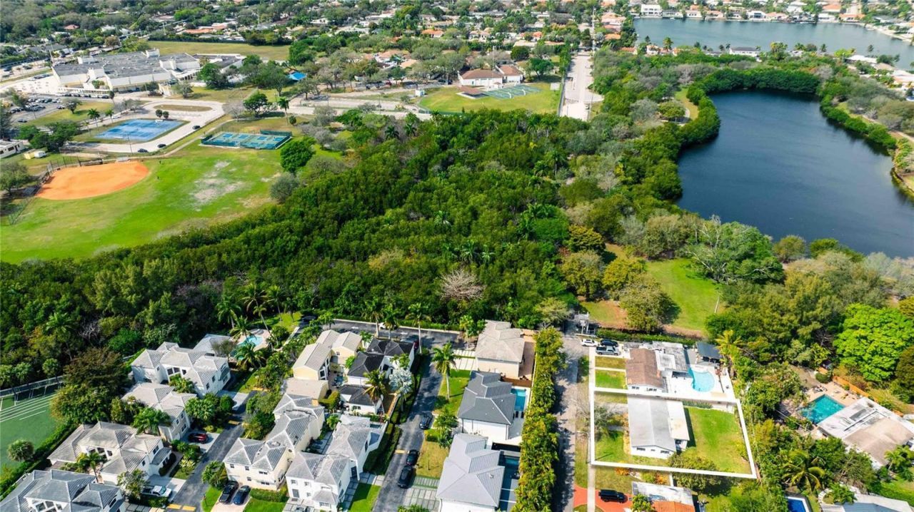 2515 NE 207th Street , Miami, FL 33180 Photo