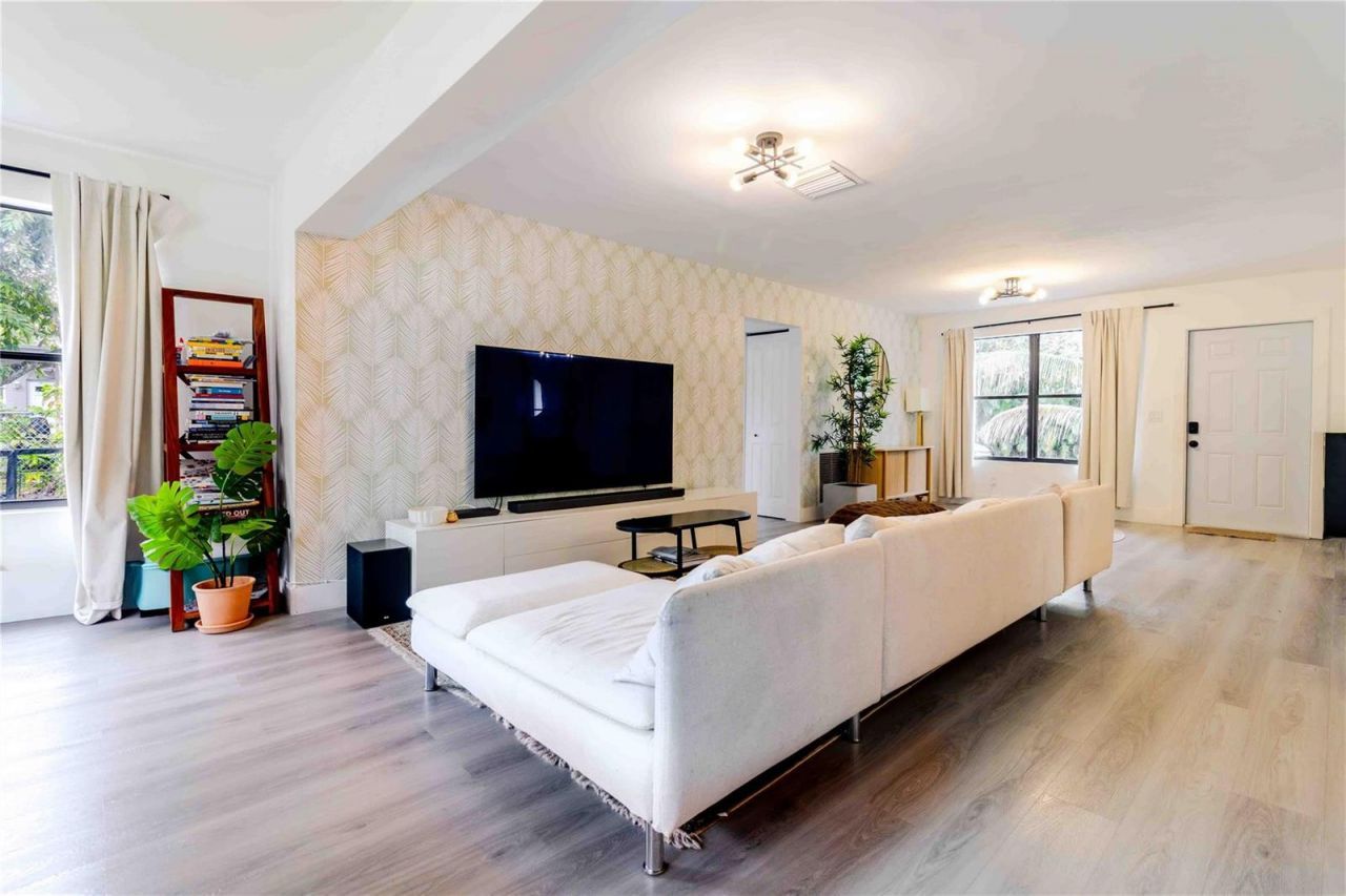 2515 NE 207th Street , Miami, FL 33180 Photo