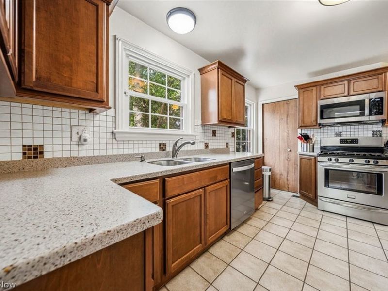 852 Englewood Road , Cleveland Heights, OH 44121 Photo 8