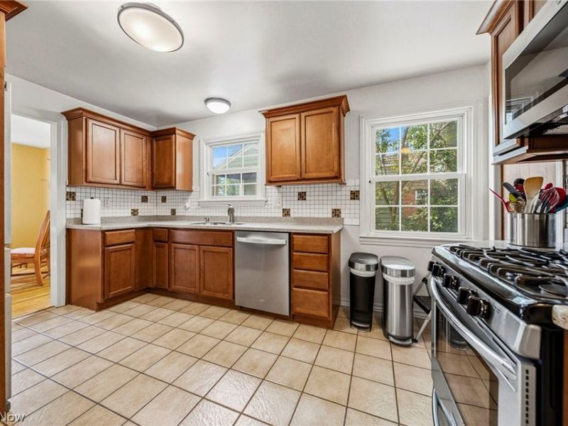 852 Englewood Road , Cleveland Heights, OH 44121 Photo 9