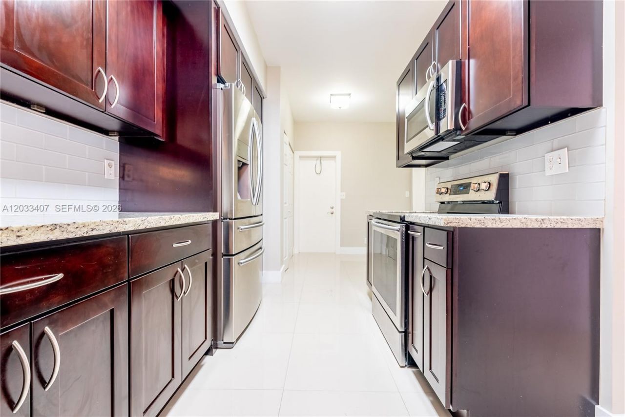 19160 NW 82nd Cir Ct , Unit 31L, Hialeah, FL 33015 Photo