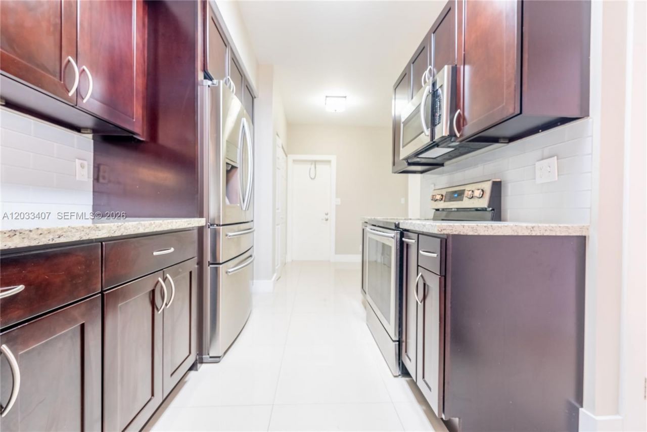 19160 NW 82nd Cir Ct , Unit 31L, Hialeah, FL 33015 Photo