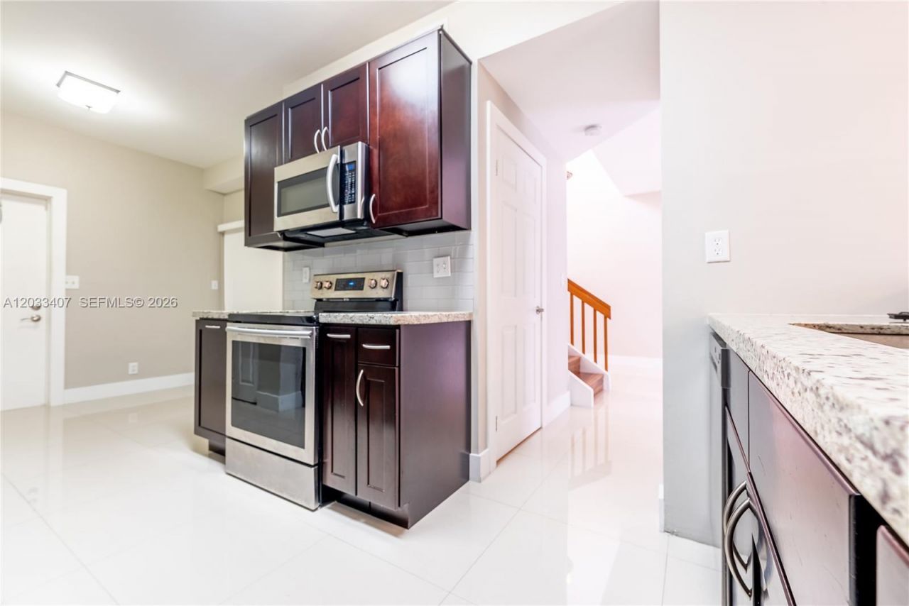 19160 NW 82nd Cir Ct , Unit 31L, Hialeah, FL 33015 Photo