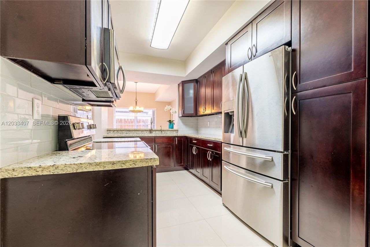19160 NW 82nd Cir Ct , Unit 31L, Hialeah, FL 33015 Photo