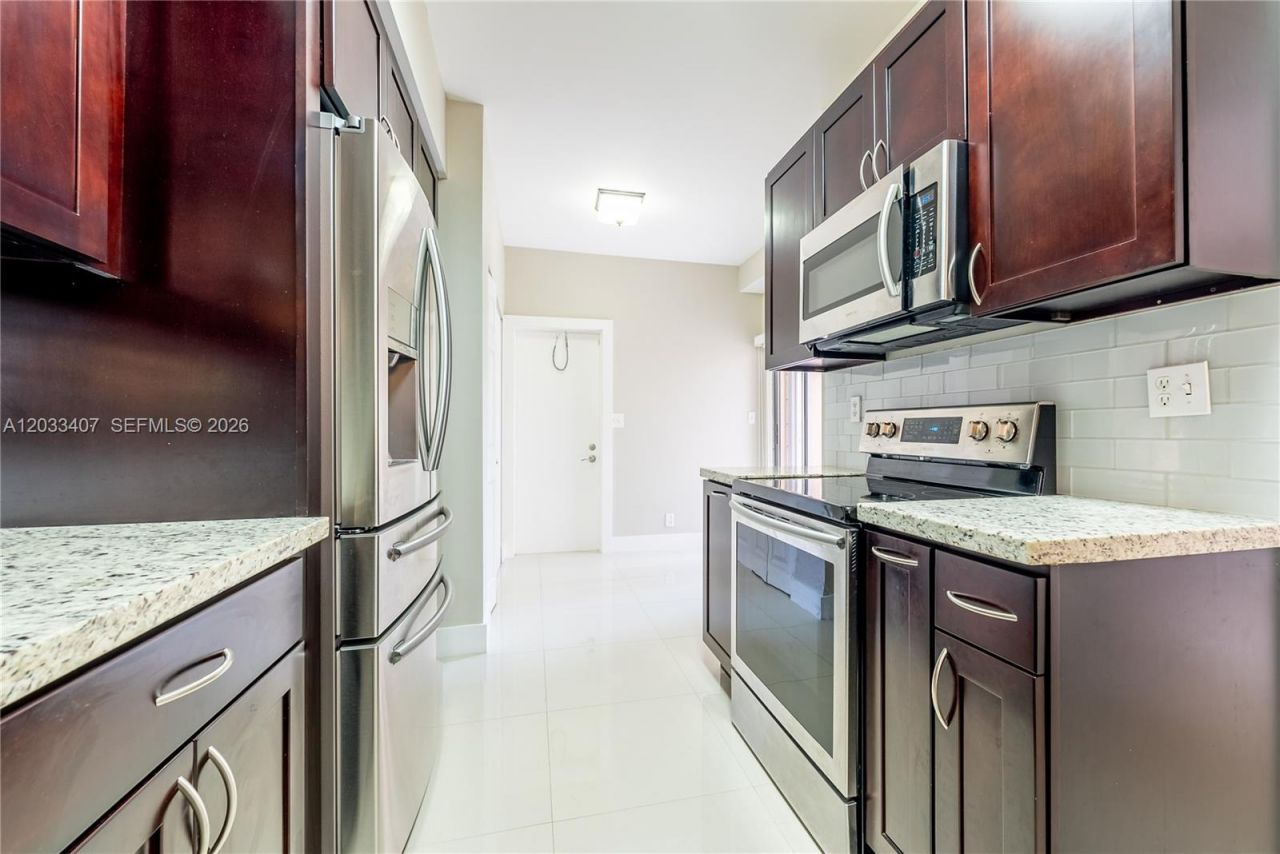 19160 NW 82nd Cir Ct , Unit 31L, Hialeah, FL 33015 Photo