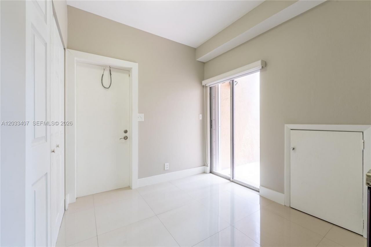 19160 NW 82nd Cir Ct , Unit 31L, Hialeah, FL 33015 Photo