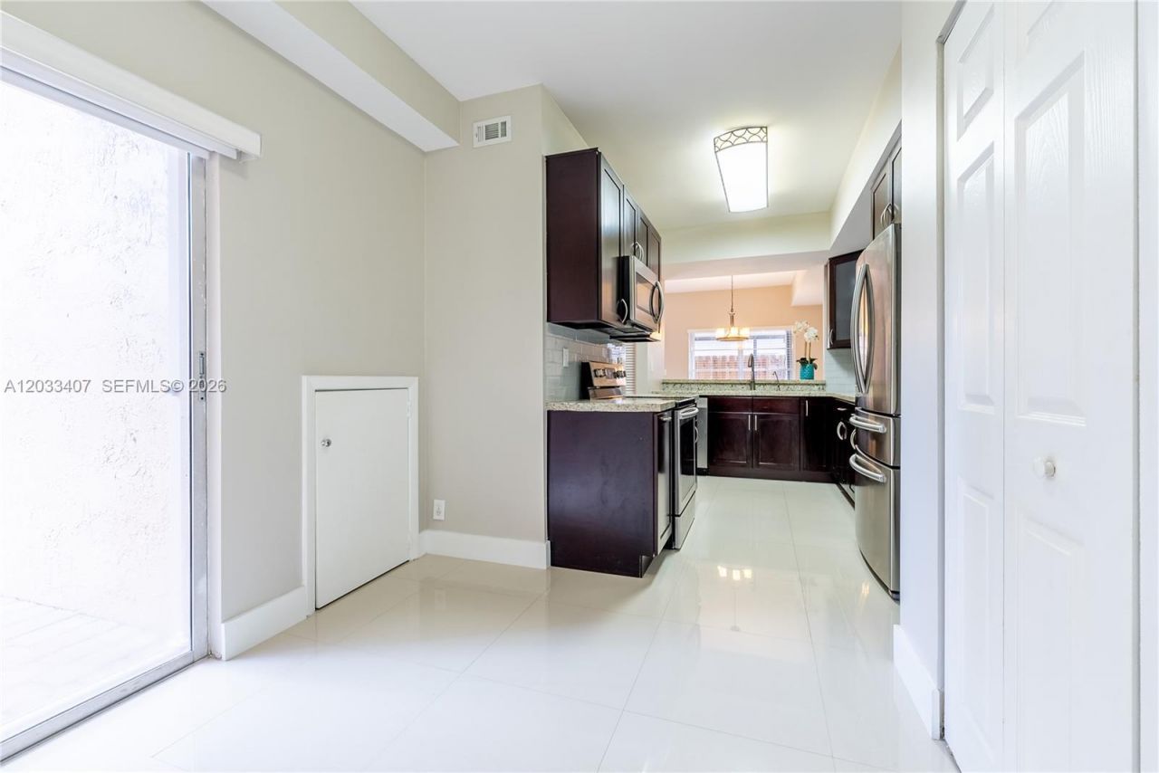 19160 NW 82nd Cir Ct , Unit 31L, Hialeah, FL 33015 Photo